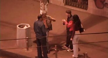 sex gay công an Chồng chia sẻ vợ phim sex heo69 với một người bạn trong một ly bia.