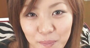 phim sex gai đẹp Anh ta ôm cô gái tóc nâu trước mặt bạn gái của mình. phim sec bo chong nang dau